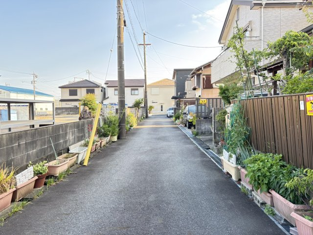 【周辺】 | 小牧市大字間々原新田 | 現地を含む道路写真（北側）