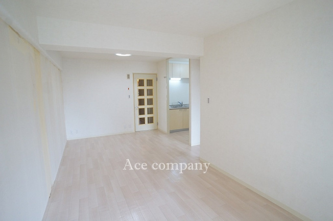 【居間・リビング】 | クローバーハイツ今里 | 【LDK：約15帖】