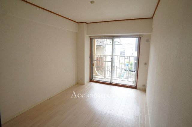 【寝室】 | クローバーハイツ今里 | 【洋室6帖】バルコニーに面したお部屋です☆