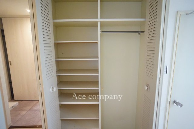 【収納】 | クローバーハイツ今里 | 廊下にある収納です♪
