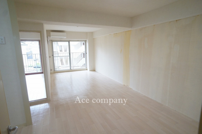 【居間・リビング】 | クローバーハイツ今里 | 【LDK：約15帖】