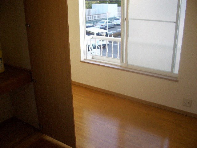 エステートピアジュネスの居間・リビング|明るいお部屋です