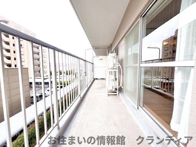 ローズタウン草加A棟のバルコニー|ドキドキの新生活も、安心してスタート。ぴったりの住まいを見つけませんか？クランディアが一緒に住まい選びをサポートします‼　まずは、お気軽にお問合せください　＃クランディア