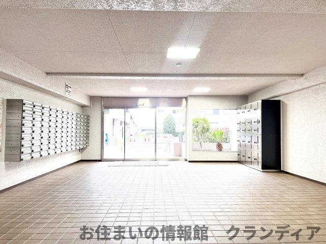 ローズタウン草加A棟のエントランス|ドキドキの新生活も、安心してスタート。ぴったりの住まいを見つけませんか？クランディアが一緒に住まい選びをサポートします‼　まずは、お気軽にお問合せください　＃クランディア