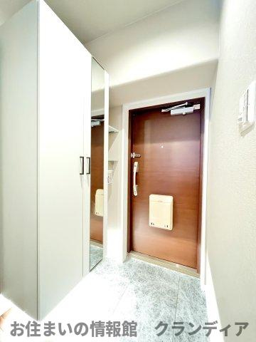 ローズタウン草加A棟の玄関|ドキドキの新生活も、安心してスタート。ぴったりの住まいを見つけませんか？クランディアが一緒に住まい選びをサポートします‼　まずは、お気軽にお問合せください　＃クランディア