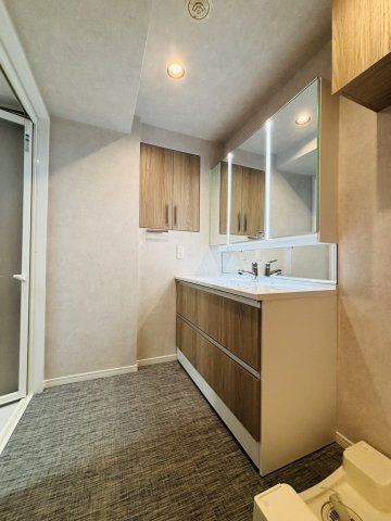 吊戸棚、リネン庫付。