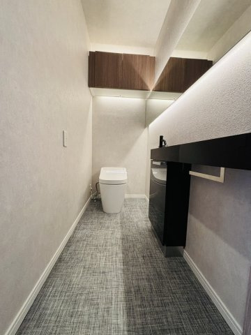 手洗いカウンター、吊戸棚付。シャワートイレは新品に交換済みです。