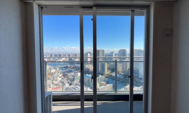 バルコニーがガラス手摺のため、リビングでソファーに座った状態でも眺望が抜け、室内にも明るい光が差し込みます。