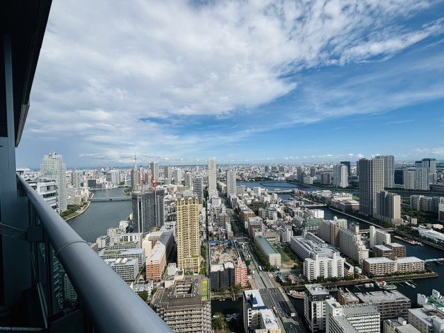 北東方面の眺望。隅田川をご覧頂けます。