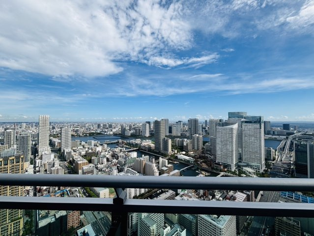 東側（バルコニー正面）の眺望。朝潮運河・晴海運河の水辺も視界に入ります。天気が良いとゲートブリッジも望めます。
