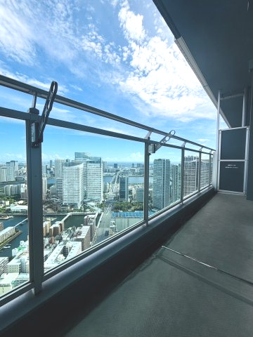 洗濯物干し付。ガラス手摺のため、パノラマビューをよりお楽しみいただけます。