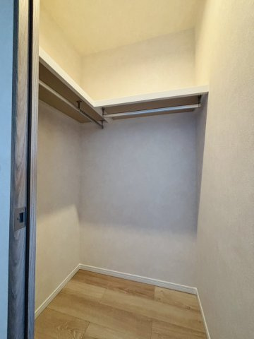 寝室約6.1帖のウォークインクローゼット。ハンガーパイプに、枕棚もあり、収納力の大きい空間です。