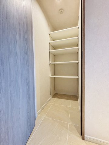 シューズインクローゼット。玄関の左右にシューズインクローゼット付。