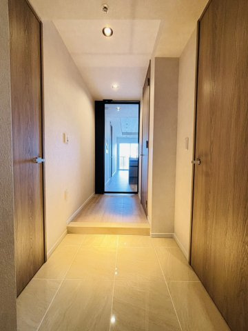 玄関タイル張り。シューズインクローゼット２ヶ所付。