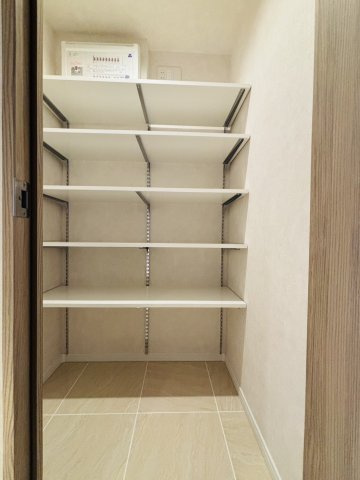 シューズインクローゼット。スーツケース・ゴルフバッグも収納可能。