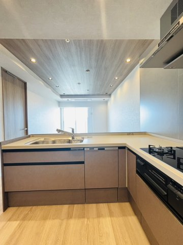 L型対面式システムキッチン。食洗機・ディスポーザー付。新規交換済み。