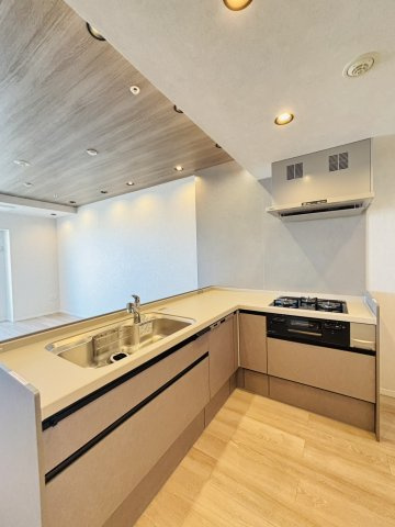 ダウンライトで優しくキッチンを照らします。