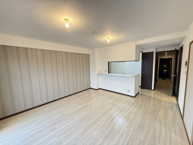 ライオンズマンション伏見の居間・リビング|約15帖のＬＤＫです。