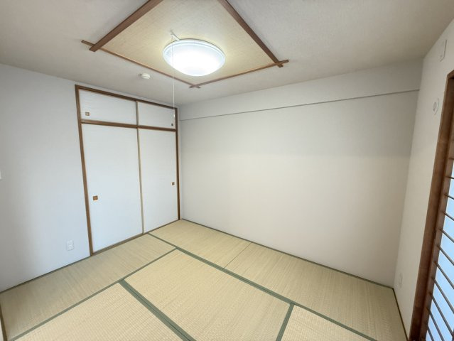 ライオンズマンション伏見の和室|約6帖の和室です。東向きバルコニーに面しています。