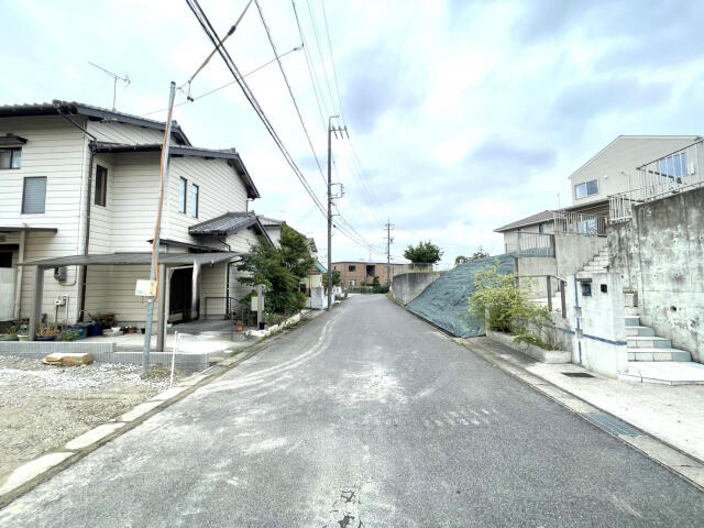 愛知郡東郷町大字和合字牛廻間の新築一戸建の前面道路含む現地写真|前面道路
