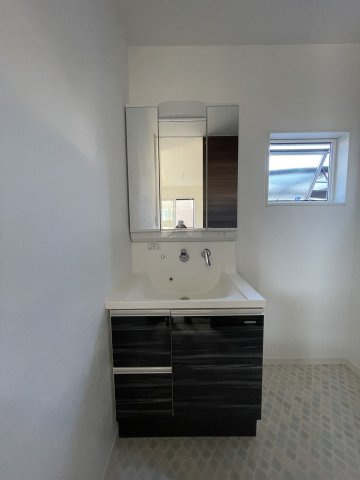 藤の木4丁目　一戸建ての独立洗面台|すっきりシンプルな三面鏡裏収納付きの洗面台。水ハネのしやすい場所はクッションフロアが採用されています