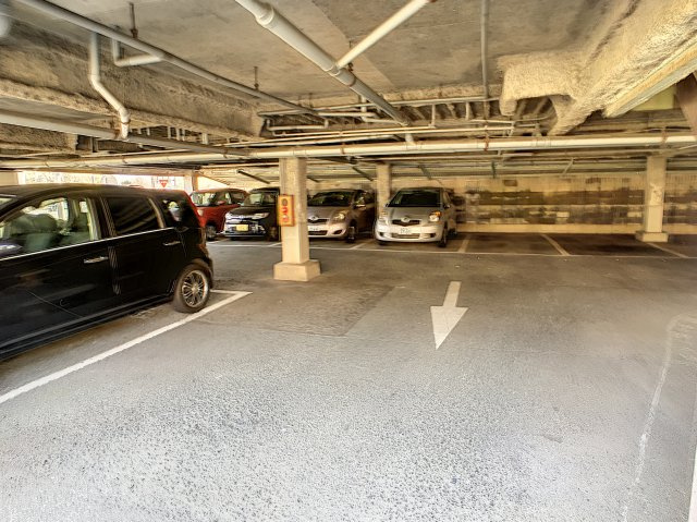 ゼフィール教育大前の玄関