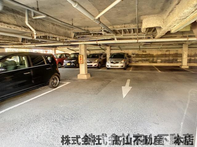 ゼフィール教育大前の駐車場