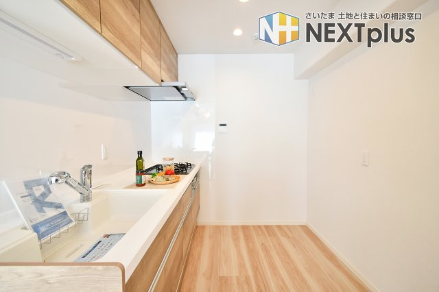 ライネスハイム東浦和のキッチン|奥行きも横幅も広さがありますので、2人でお料理しても動きやすいゆったり空間です！カウンターキッチンはお料理をしながら家族の様子が見え、会話も弾むので人気な設備となっております！