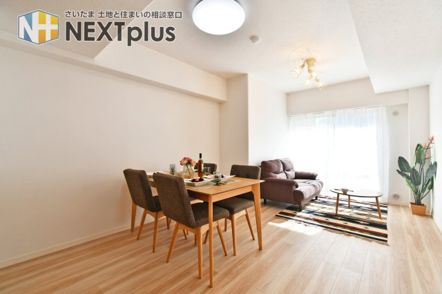 ライネスハイム東浦和の居間・リビング|LDK12.8帖：ダイニングテーブルはもちろん、ソファーやテレビを置いても余裕があります！家族全員でくつろいだり、親族や友人を招いてホームパーティーをしても楽しそうですね！