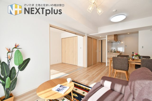 ライネスハイム東浦和の居間・リビング|LDK12.8帖：可動間仕切りを大きく開放すると…、合計18帖越えのゆったり空間に！洋室のクローゼットも大容量で、散らかりがちなお部屋も、いつもスッキリ気持ち良い室内となります。