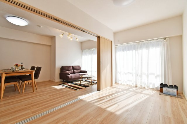 ライネスハイム東浦和の洋室|洋室①5.3帖：リビング横の洋室です。扉の先には家族のいるリビングがありますので、お子様の初めての一人部屋にもおすすめです。家族の声を聴いて眠れるので安心できるお部屋です。