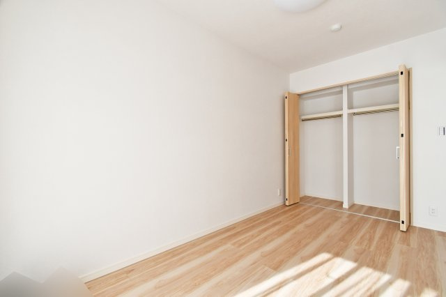 ライネスハイム東浦和の洋室|洋室①5.3帖：白基調な洋室ですのでより空間を広く感じさせます。梁などデッドスペースになるものが室内にないため、家具のレイアウトもしやすいお部屋になっております！