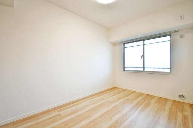 ライネスハイム東浦和の洋室|洋室②5.5帖：ダブルベッドも置くことが出来るので主寝室におすすめです◎開口は北向きですので、休日はゆっくり睡眠をとることが出来ます。西日も差し込みにくく、吸気が籠るのを避けられます。