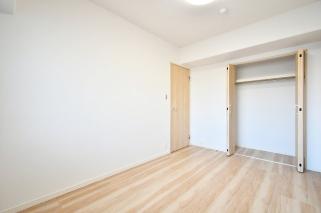ライネスハイム東浦和の洋室|洋室②5.5帖：クローゼットは上下セパレート・ハンガーパイプ付きです！上には季節物や思い出など毎日手に取らないものを収納、下にはハンガーパイプへコートや洋服など…かける収納もできます！