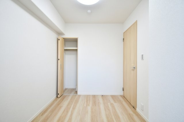 ライネスハイム東浦和の洋室|クローゼットは各部屋に備わっておりますので、家族それぞれで洋服収納をすることも可能です。また、上下セパレートになっているため衣替えもしやすく、ハンガーパイプで家事時短にも◎！