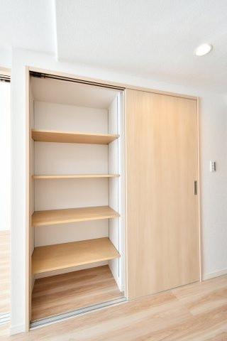 ライネスハイム東浦和の収納|リビングにはストッカーがございます。スライドドアですのでリビングにデッドスペースなし◎棚は可動式になっておりますので、奥物の高さに応じて変更することが出来ます。掃除用具や食糧庫としてもおすすめです。