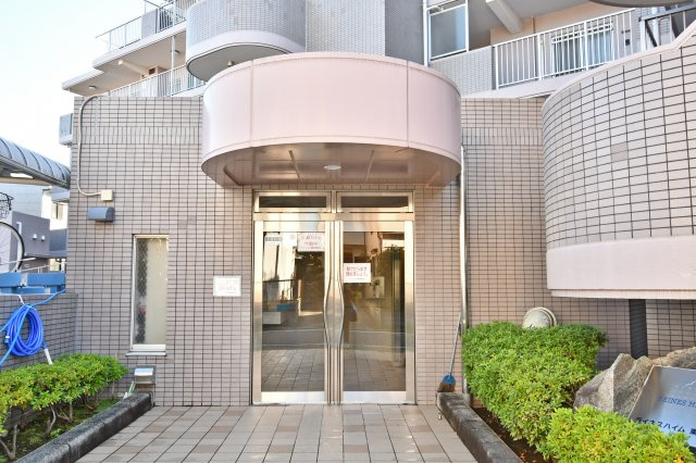 ライネスハイム東浦和のエントランス|当社はポータルサイト掲載物件、他社様掲載物件なども含めて複数物件をまとめてご案内可能です！気になる物件はいくつでもご気軽にお申し付けください。皆様のご連絡心よりお待ちしております。