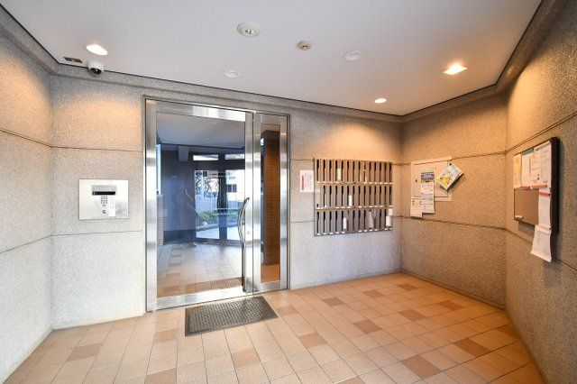 ライネスハイム東浦和のエントランス|『物件を今日見てみたい』といった当日のご案内、同条件などの物件、他社様掲載物件もご紹介可能！一日でまとめて内覧したい方、ぜひ当社までお問い合わせ下さい。スタッフ一同皆様のご連絡お待ちしております！