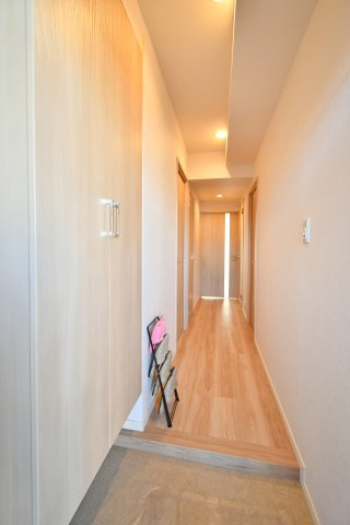 ライネスハイム東浦和の玄関|明るい木目基調の玄関。明るく広く見せる工夫が施されております！センサーライトになっておりますので、電気の消し忘れもない＆帰宅時も明るい玄関でお出迎えしてくれる家族想いな玄関です。