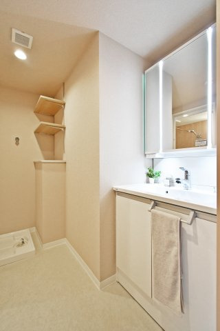 ライネスハイム東浦和の独立洗面台|三面鏡付き洗面台は朝の寝癖直しも楽々。鏡裏には歯ブラシセットやスキンケアも収納できて魅力的です！下の収納にもドライヤーや入浴グッツ、洗剤のストックなど…様々なものが収納できる便利な設備です！