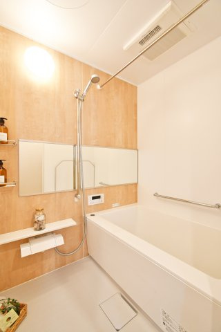 ライネスハイム東浦和の浴室|明るい雰囲気の浴室です。浴室乾燥機もついておりますので、日曜日の夜に出される体操着や給食着、雨の日のお洗濯も困りません！暖房機能もついているので、寒い日のお風呂も気持ち良くは入れますね。