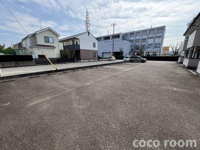 ラフィネの駐車場