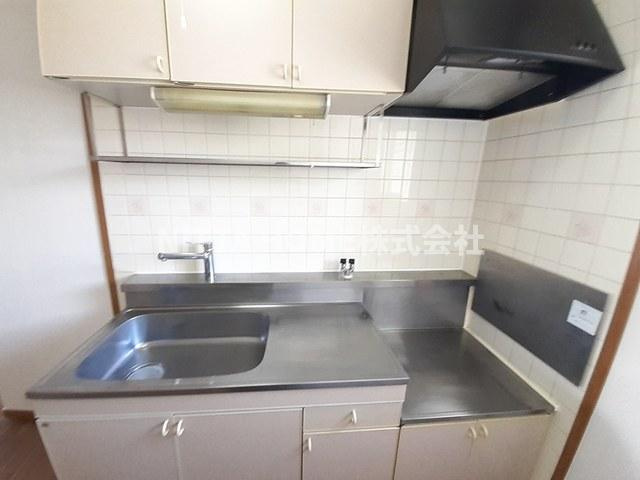 ジュアン壱番館のキッチン|上下に収納がついているオープンタイプのキッチン☆彡