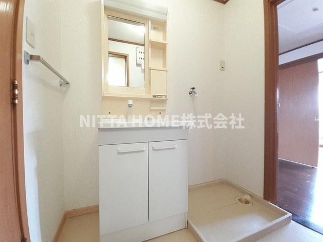 ジュアン壱番館の洗面所|独立洗髪洗面台や室内洗濯機置き場がついています＊