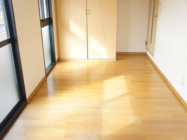 レオパレスプリムローズの居間・リビング|清潔感のあるフローリング。 シンプルで広めのお部屋です