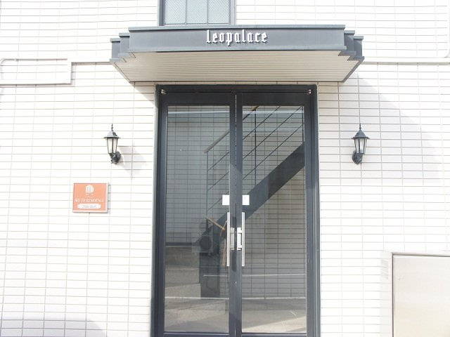 レオパレスプリムローズのエントランス