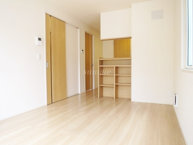 アヴェニールの居間・リビング|窓側からのアングルです☆