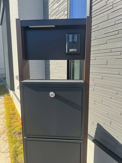 【設備】 | 福津市津屋崎1丁目戸建 | 宅配ボックス付きです。
