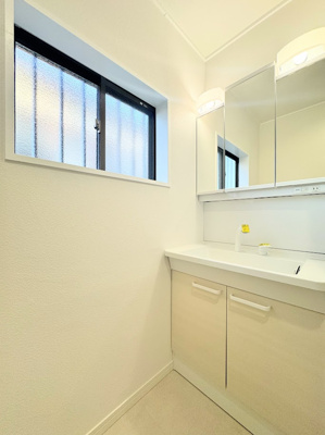 【洗面所】 | ◆横浜市緑区いぶき野中古◆ | ◆毎日使う場所だから、機能的で使いやすさに配慮したパウダールーム。すっきりと使えるように収納も豊富にご用意しています。