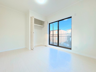 【洋室】 | ◆横浜市緑区いぶき野中古◆ | ◆二面採光で、陽差しを長時間受ける事が出来る暖かい室内です。もちろんペアガラスなので、遮音性にも優れ、結露も発生しにくい構造。サッシ周りのカビが発生しにくくなります。